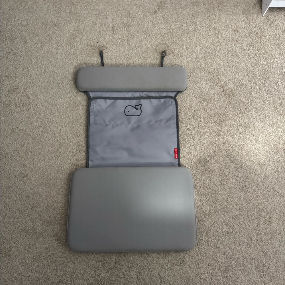 Skip hop Gray Bath kneeler